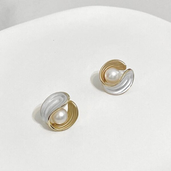 Twirling pearl studs